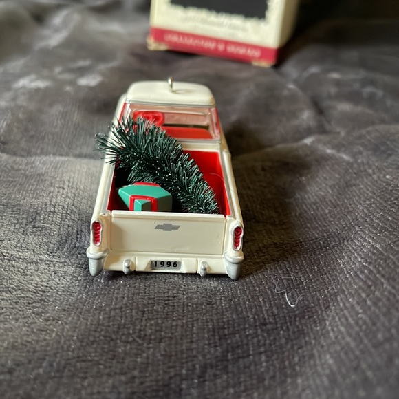 🎄 Hallmark 1955 Chevrolet Cameo Ornament - Picture 5 of 12